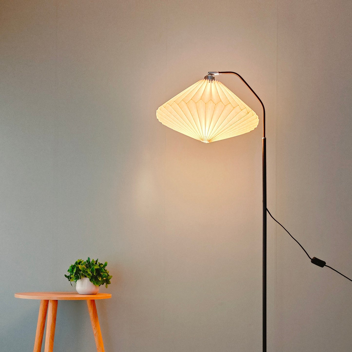 VINDEED Origami Floor Lamp White , Minimalist Paper Lampshade , Lamps Indoor Cord with Plug