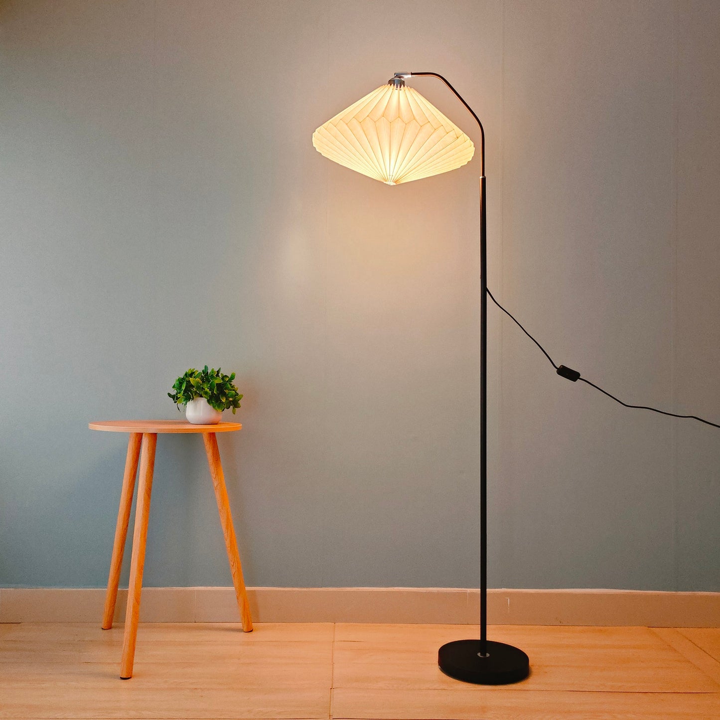 VINDEED Origami Floor Lamp White , Minimalist Paper Lampshade , Lamps Indoor Cord with Plug